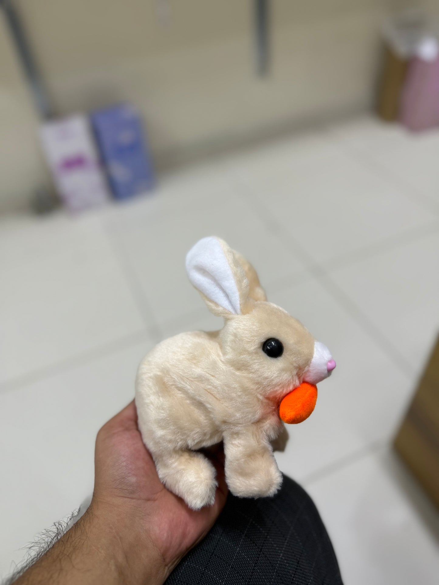 “Sevimli Peluş Tavşan 🐇 | Pilli, Sesli, Işıklı ve Zıplayan Oyuncak”