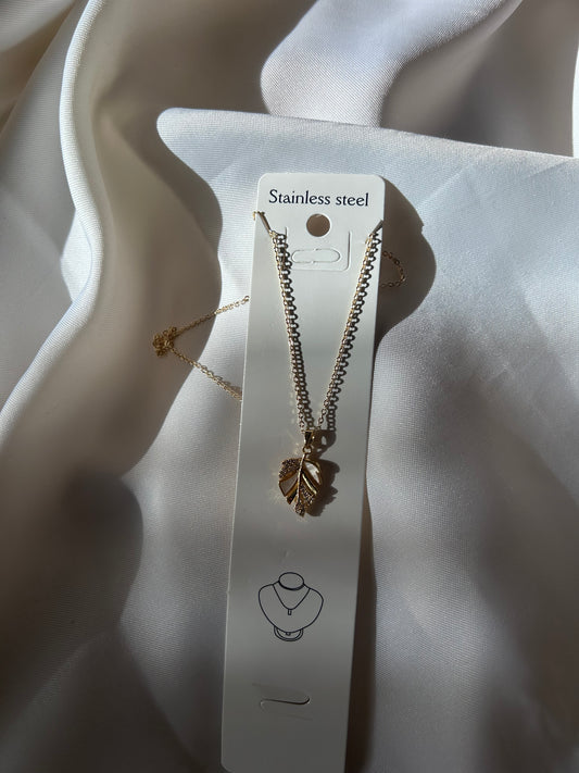 Taşlı yaprak kolye