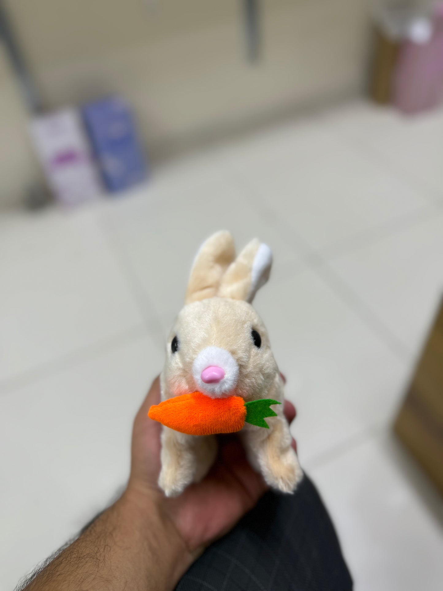 “Sevimli Peluş Tavşan 🐇 | Pilli, Sesli, Işıklı ve Zıplayan Oyuncak”