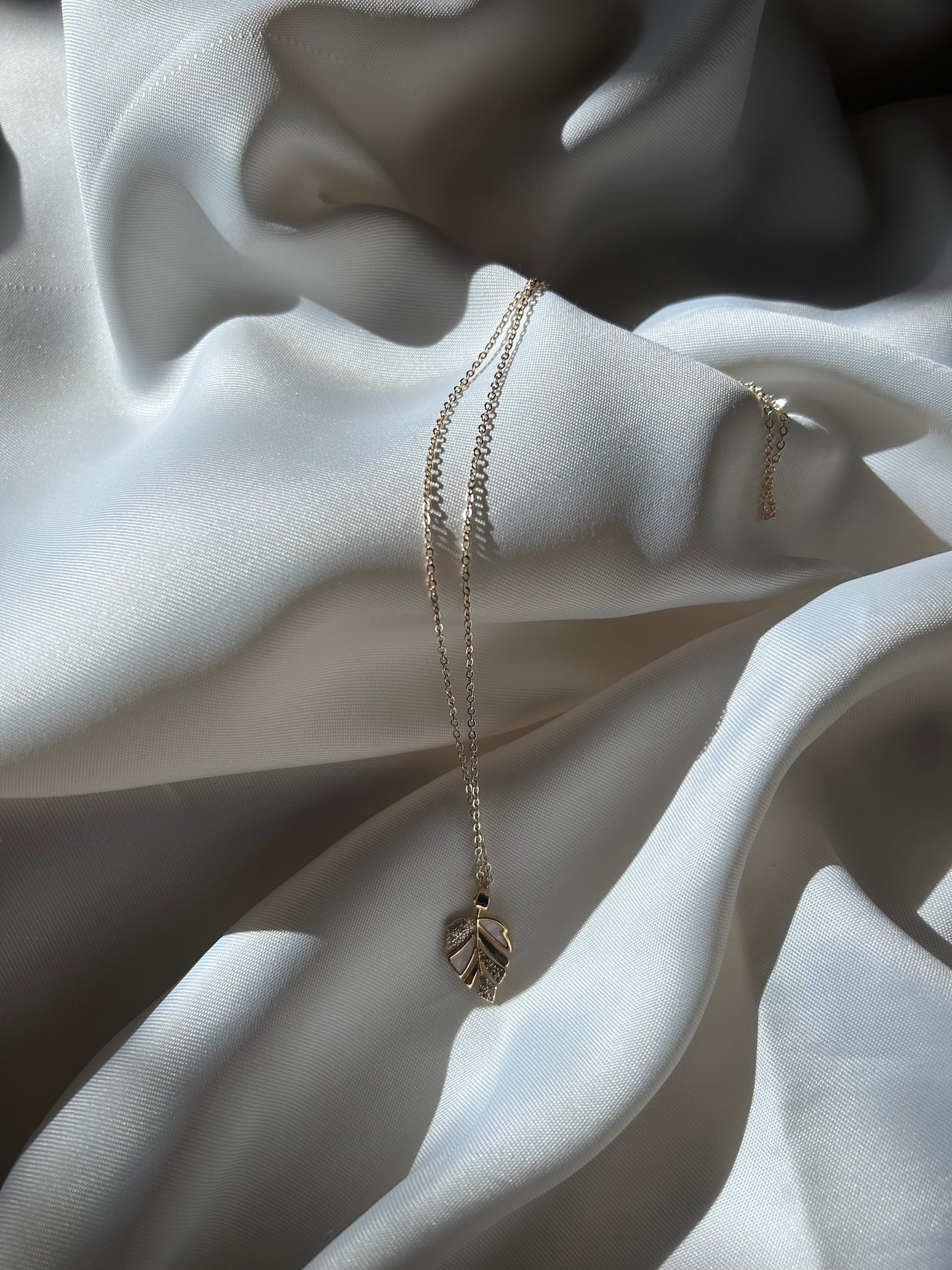 Taşlı yaprak kolye