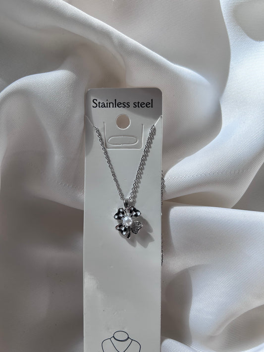 Taşlı çiçek kolye